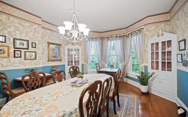 photo 3 of Loganberry Inn