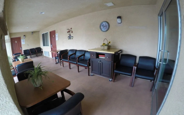 photo 2 of Loma Linda Inn