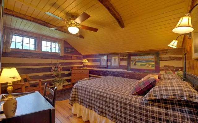 photo 4 of Lone Pine Lodge - 2 Br Cabin