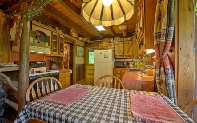 photo 5 of Lone Pine Lodge - 2 Br Cabin