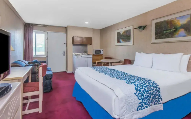 photo 3 of Long Island - Days Inn Hicksville
