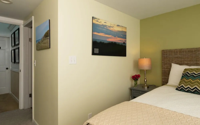 photo 3 of Looking Glass Beachfront Inn
