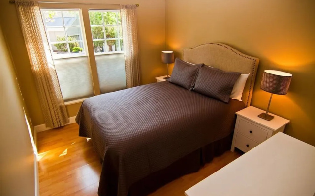 photo 3 of Lori Lanes 'juliet Cottage' ~ 2 Bedroom ~ Downtown