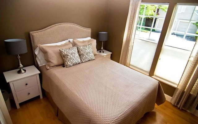 photo 4 of Lori Lanes 'juliet Cottage' ~ 2 Bedroom ~ Downtown