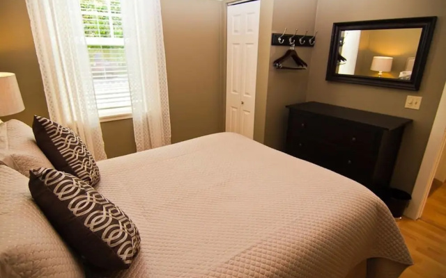 photo 2 of Lori Lanes 'romeo Cottage' ~ 2 Bedroom ~ Downtown
