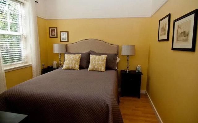 photo 3 of Lori Lanes 'romeo Cottage' ~ 2 Bedroom ~ Downtown