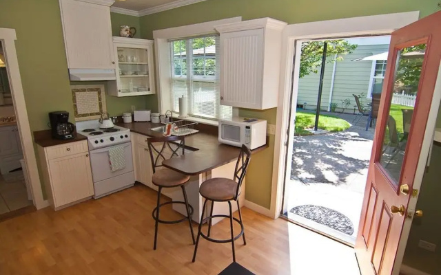 photo 4 of Lori Lanes 'romeo Cottage' ~ 2 Bedroom ~ Downtown