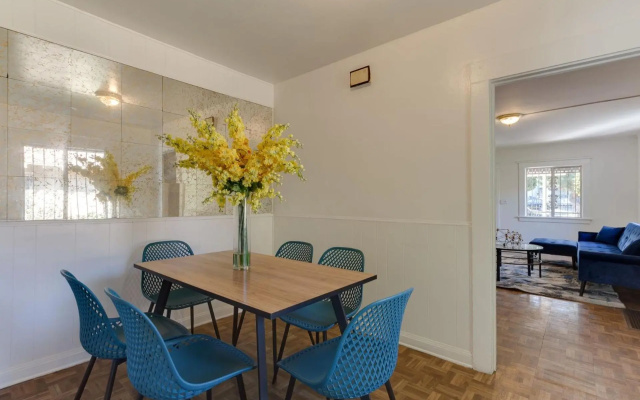 photo 4 of Los Angeles 3 Bedroom Charmer with Large Guest House