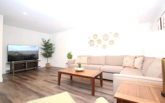 photo 3 of Los Angeles Grand Suites • Free Reserved Parking