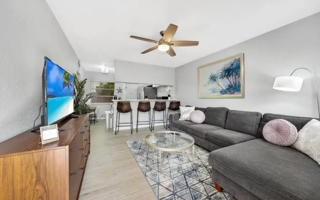photo 4 of Lovely 1 bedroom unit with work station