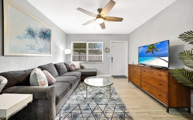 photo 5 of Lovely 1 bedroom unit with work station