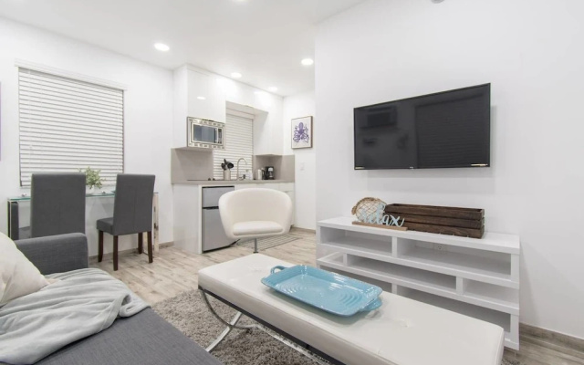 photo 2 of Lovely 1 BR W Parking Space & Walk to the Beach 7