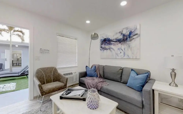 photo 3 of Lovely 1 BR W Parking Space & Walk to the Beach 7