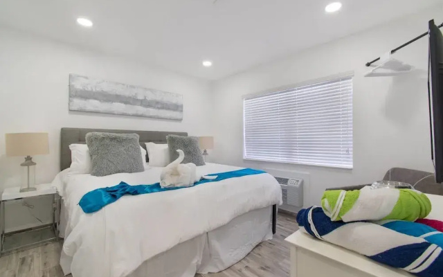 photo 4 of Lovely 1 BR W Parking Space & Walk to the Beach 7