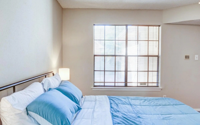 photo 2 of Lovely 2 BR, 1 ba condo near Medcenter