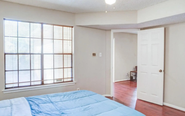 photo 3 of Lovely 2 BR, 1 ba condo near Medcenter