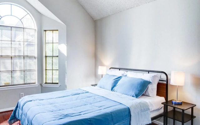 photo 4 of Lovely 2 BR, 1 ba condo near Medcenter
