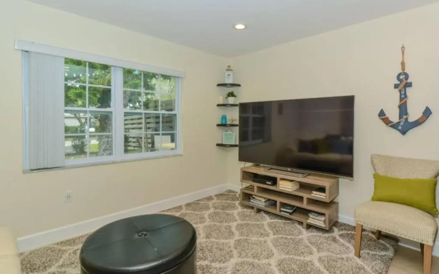 photo 3 of Lovely Cottage near the Beach and Downtown Sarasota