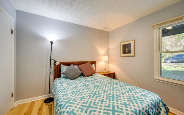 photo 3 of Lovely Forsyth Home ~ 2 Mi to Tift College!
