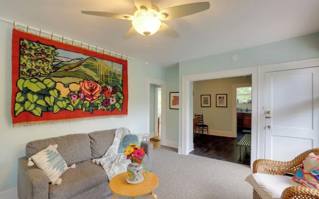 photo 2 of Lovely Hendersonville Retreat ~ 1 Mi to Downtown!