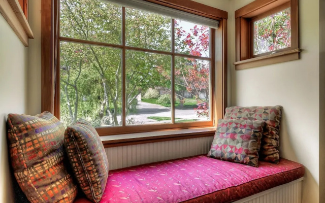 photo 2 of Lovely Laurelhurst - Music Room & Sunny Yard 3 Bedroom Home