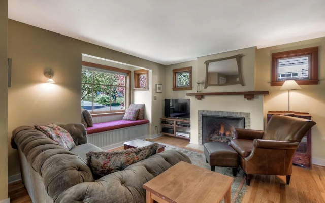 photo 4 of Lovely Laurelhurst - Music Room & Sunny Yard 3 Bedroom Home