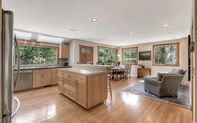 photo 5 of Lovely Laurelhurst - Music Room & Sunny Yard 3 Bedroom Home
