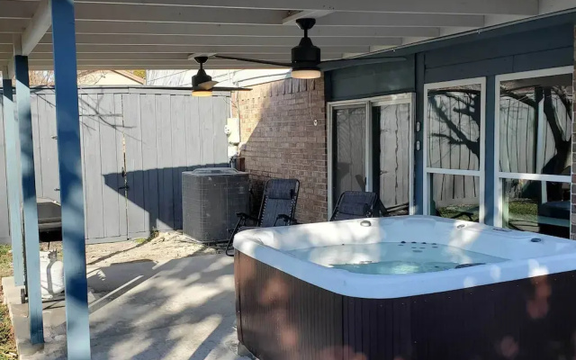 photo 4 of 17 Mi to Dallas: Richardson Home w/ Hot Tub