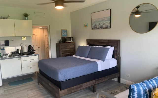 photo 3 of Lovely Studio/bath, Hallandale Beach, Walk to the Beach! Pool & Free Parking!