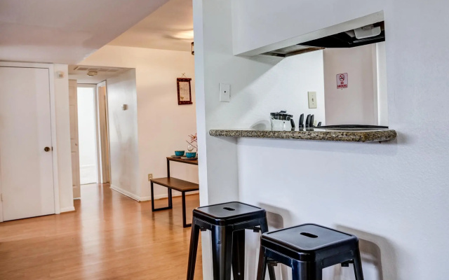 photo 2 of LovelyMedcenter area 3 BR, 2BA  condo w/grill