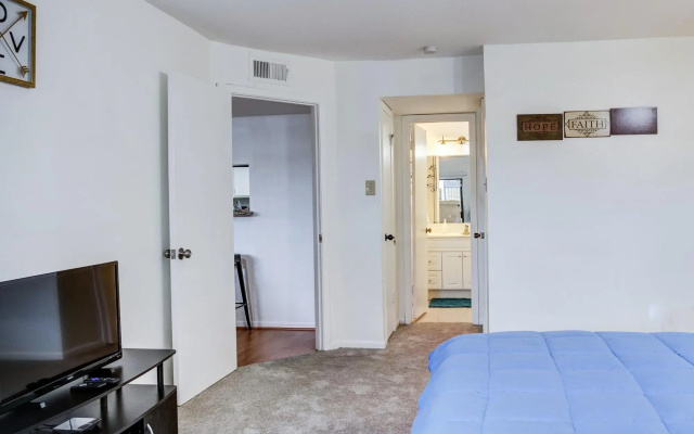 photo 3 of LovelyMedcenter area 3 BR, 2BA  condo w/grill