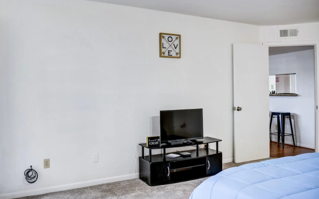 photo 4 of LovelyMedcenter area 3 BR, 2BA  condo w/grill