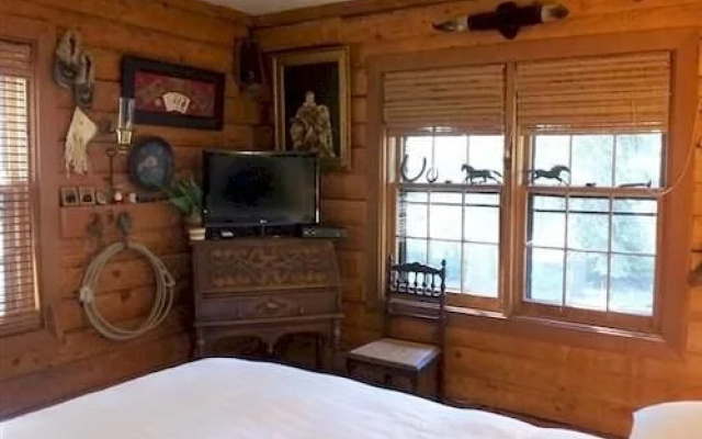 photo 3 of Lucky Tree Cabin