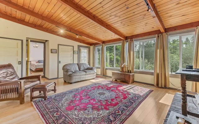 photo 2 of Lush And Warm 2br House In Sonoma 2 Bedroom Home by Redawning