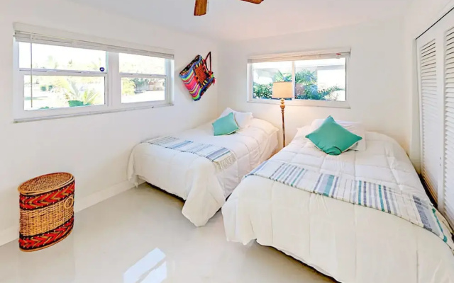 photo 3 of Lustrous Porcelain Floors - 4 Br Home