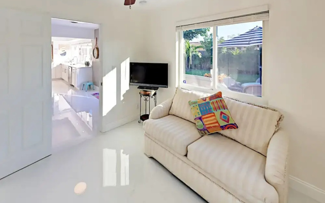 photo 4 of Lustrous Porcelain Floors - 4 Br Home