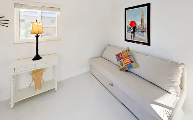photo 5 of Lustrous Porcelain Floors - 4 Br Home