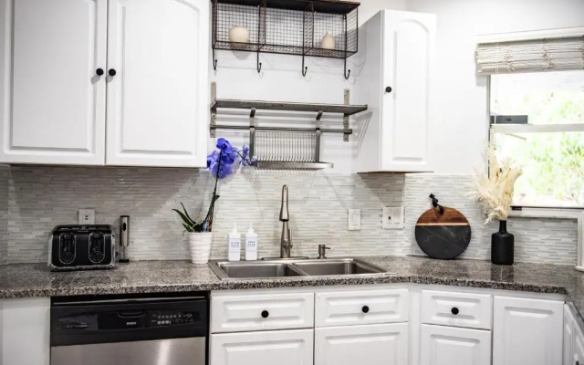 photo 4 of Lux 3 bedroom townhouse 1 block from the beach