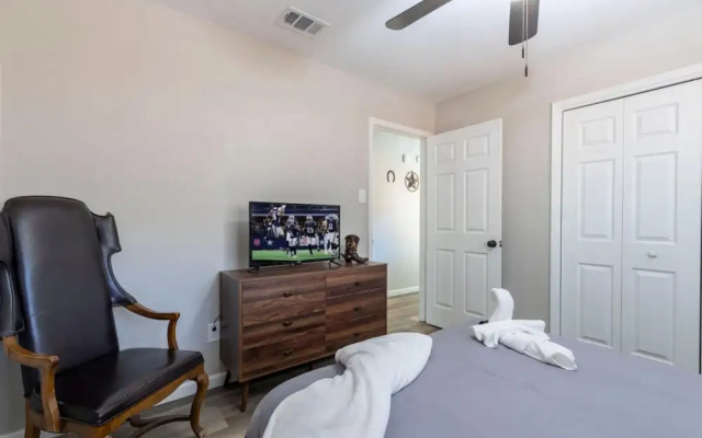photo 2 of Lux Modern Getaway AT T Stadium Views King Bed