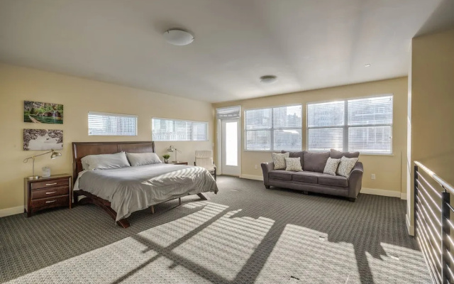 photo 4 of Luxe 3 Story Loft Rooftop Deck City Views!