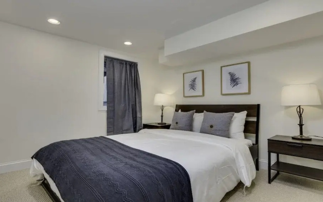 photo 3 of Spacious Colonial House in Alexandria | CozySuites