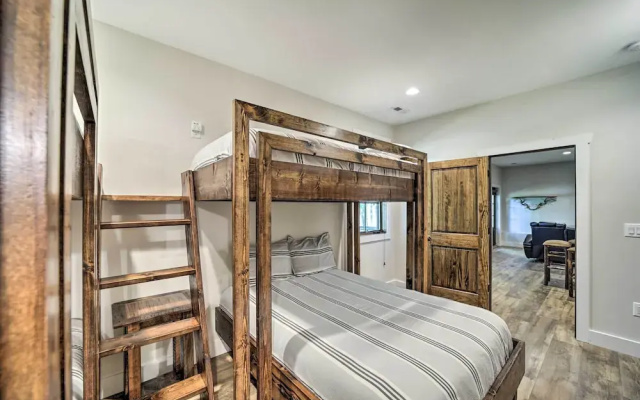 photo 2 of 7 Mi to Ski Sapphire Valley: Resort-style Retreat