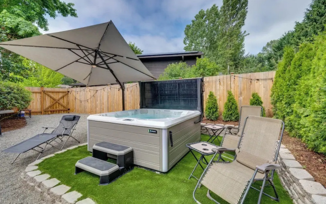 photo 2 of Kenmore Retreat w/ Shared Hot Tub - 1 Mi to Lake!
