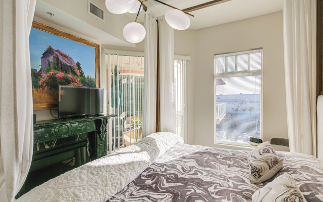 photo 4 of Luxe Long Beach Condo w/ Pool: 1 Mi to Shoreline!