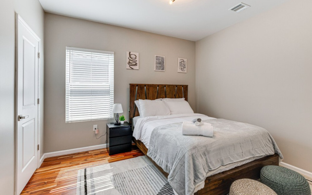 photo 3 of Luxe Newark Retreat w/ Rooftop Deck: Pets Welcome!