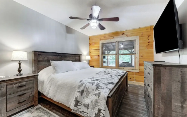 photo 2 of Luxe Smoky Mountains Cabin w/ Hot Tub & Views!