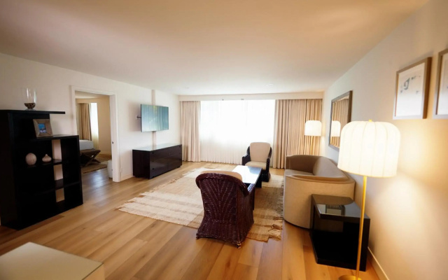 photo 3 of Luxe Sunset Boulevard Hotel