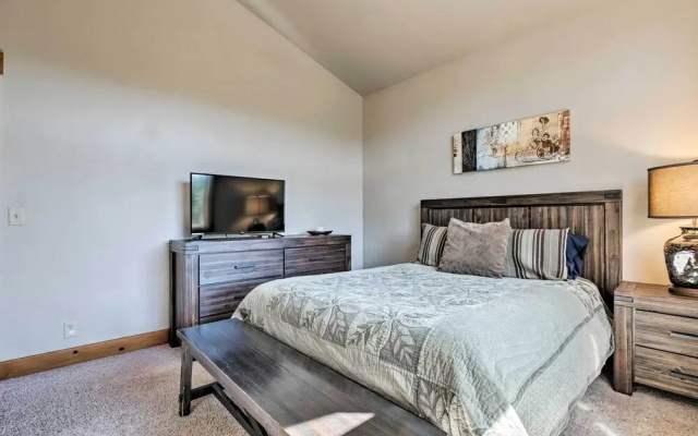 photo 3 of Truckee Escape w/ Hot Tub Near Ski Resorts