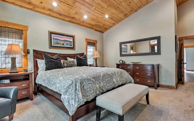photo 4 of Truckee Escape w/ Hot Tub Near Ski Resorts