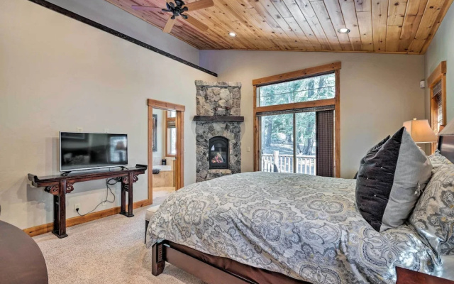 photo 5 of Truckee Escape w/ Hot Tub Near Ski Resorts
